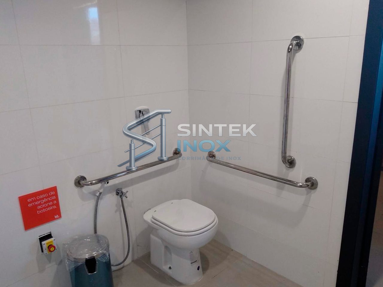 Barras de apoio de inox para acessibilidade em banheiro