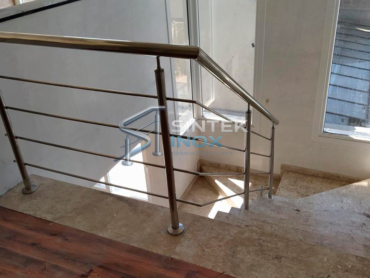Guarda-corpo de inox em ambiente residencial iluminado